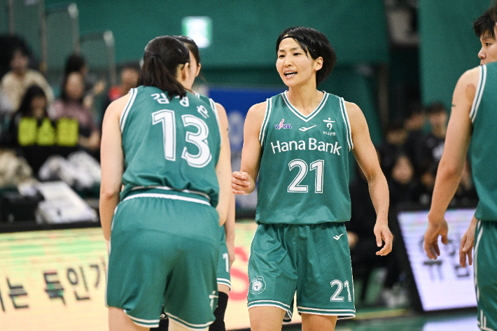 하나은행 이이지마 사키와 김정은. WKBL 제공