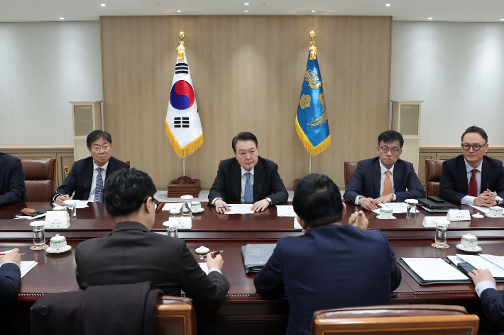 지난 2023년 2월 21일 윤석열 전 대통령이 서울 용산 대통령실 청사에서 당시 한동훈 법무부 장관, 원희룡 국토부 장관, 윤희근 경찰청장 등으로부터 건설현장 폭력 현황과 실태를 보고받고 있다. 연합뉴스