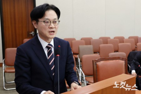 4일 서울 여의도 국회에서 열린 산업통상자원중소벤처기업위원회 전체회의에서 김정관 산업통상부 장관이 법안통과 인사를 하고 있다.