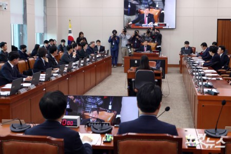 4일 서울 여의도 국회에서 열린 산업통상자원중소벤처기업위원회 전체회의에서 반도체특별법 등 안건이 가결되고 있다.