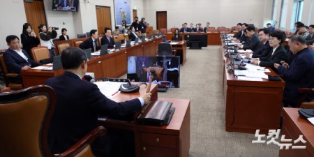 4일 서울 여의도 국회에서 열린 산업통상자원중소벤처기업위원회 전체회의에서 반도체특별법 등 안건이 가결되고 있다.