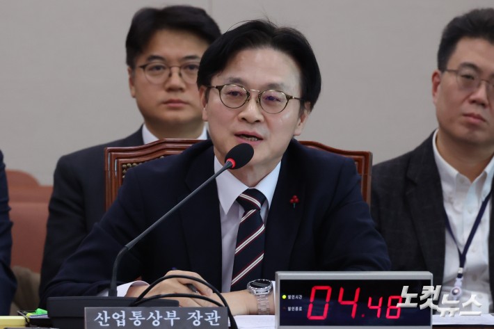 4일 서울 여의도 국회에서 열린 산업통상자원중소벤처기업위원회 전체회의에서 김정관 산업통상부 장관이 의원 질의에 답변을 하고 있다.