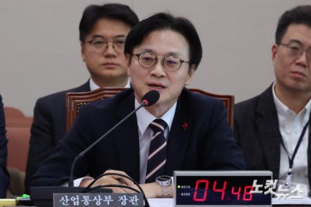 4일 서울 여의도 국회에서 열린 산업통상자원중소벤처기업위원회 전체회의에서 김정관 산업통상부 장관이 의원 질의에 답변을 하고 있다.