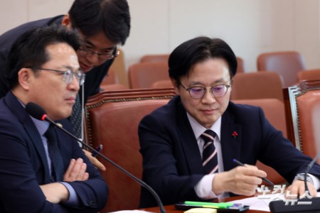 4일 서울 여의도 국회에서 열린 산업통상자원중소벤처기업위원회 전체회의에서 김정관 산업통상부 장관과 문신학 차관 등이 대화를 하고 있다.