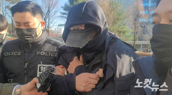 취재진의 질문에 답하는 김영우씨. 독자 제공