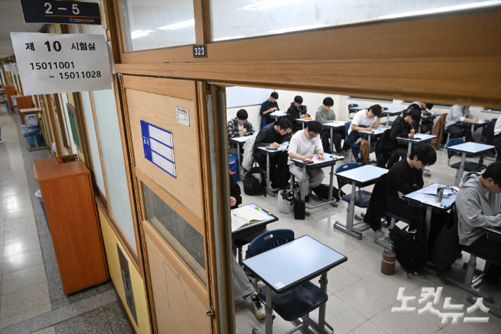 2026학년도 대학수학능력시험(수능)이 치러진 13일 오전 서울 종로구 경복고등학교에 마련된 고사장에서 수험생들이 시험을 준비하고 있다. 사진공동취재단