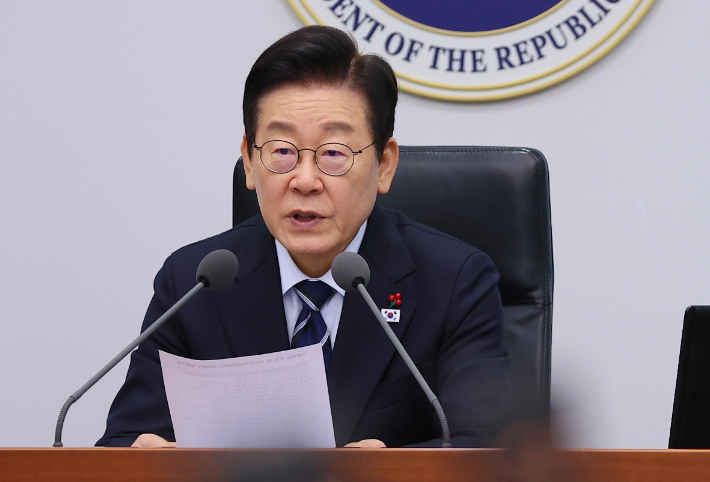 이재명 대통령이 4일 용산 대통령실에서 열린 수석보좌관회의를 주재하고 있다. 연합뉴스