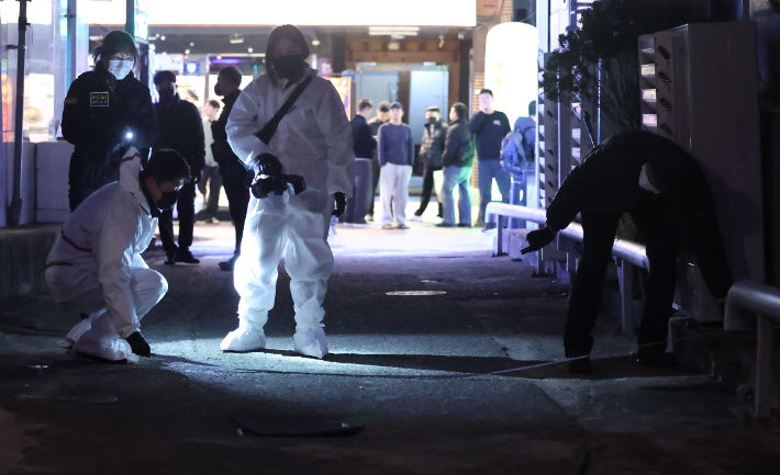 3일 오후 사건이 발생한 경남 창원시 마산회원구 합성동 한 모텔 앞에서 경찰이 현장을 살피고 있다. 연합뉴스