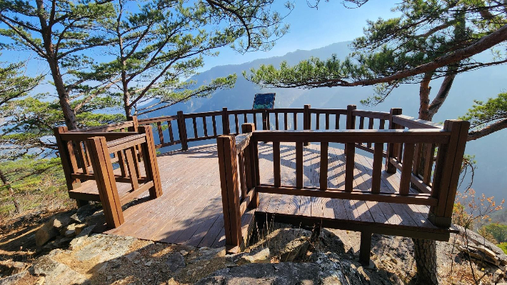 피마름골 숲길 전망대. 동해시 제공