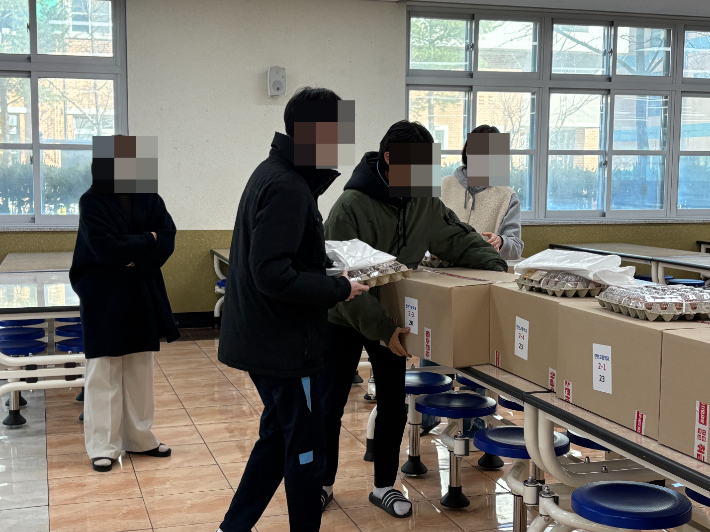 대전 모 고등학교에서 학생들이 대체 급식을 수령하고 있다. 독자 제공