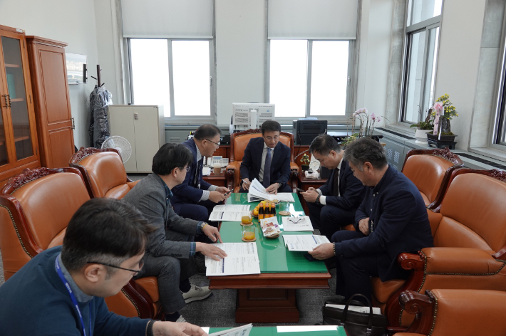 국회 한병도 예결위원장을 방문한 장금용 창원시장 권한대행. 창원시 제공 