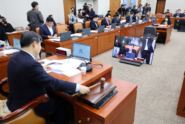 국회 산업통상자원중소벤처기업위원회 이철규 위원장이 4일 서울 여의도 국회에서 열린 제419회 국회(정기회) 산업통상자원중소벤처기업위원회 제9차 전체회의에서 의사봉을 두드리고 있다. 연합뉴스