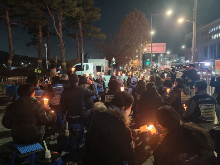 지난 12월 1일 오후 7시 12·29 여객기 참사 유가족들이 촛불집회를 진행하고 있다. 유가족들은 앞서 오전 국토부 소속 항공철도사고조사위원회의 독립을 촉구하는 기자회견을 연 뒤 삭발식을 진행했다. 유가족협의회 제공