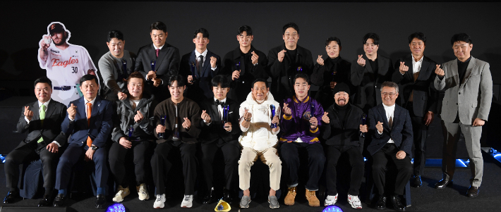 스포츠서울 올해의 선수상 시상식에서 수상자 및 시상자들이 기념 촬영한 모습. 스포츠서울 