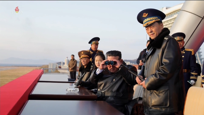 북한 공군 창설 80주년 기념행사가 지난달 28일 갈마비행장에서 진행됐다고 조선중앙TV가 30일 보도했다. 김정은 국무위원장와 딸 주애가 시위비행을 참관하고 있다. 연합뉴스