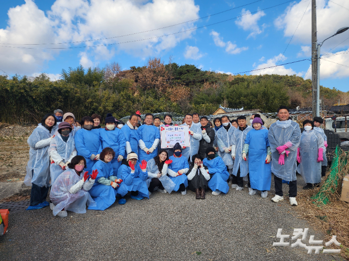 남원시 왕정동 한 가정에 연탄을 배달하기 전 기념촬영한 남원중앙교회 봉사자들. 최화랑 기자