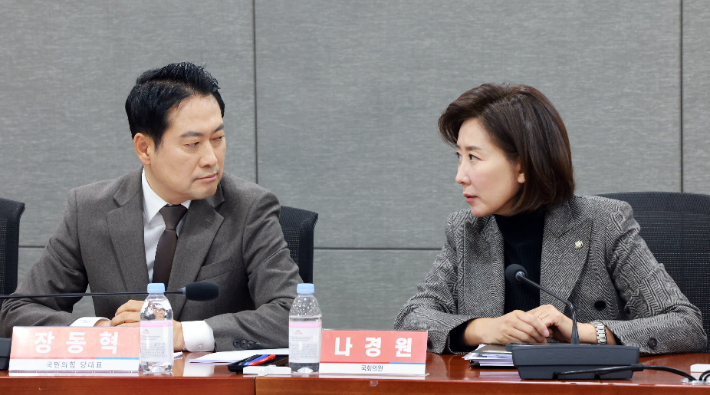 국민의힘 장동혁 대표와 법사위원인 나경원 의원이 4일 국회의원회관에서 열린 '특별재판부 설치 및 법왜곡죄 신설의 위헌성 긴급세미나'에 참석해 대화하고 있다. 연합뉴스