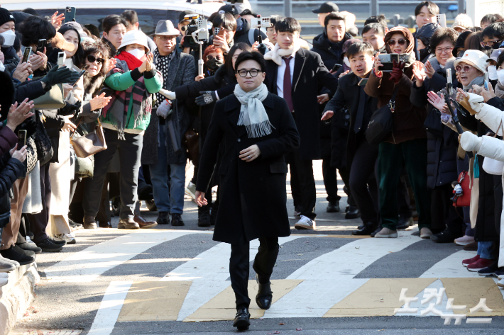 국민의힘 한동훈 전 대표가 3일 서울 여의도 국회도서관 인근 쪽문에서 12·3 비상계엄 1년을 맞아 기자회견을 위해 이동하고 있다. 윤창원 기자