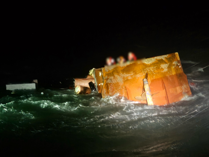 태안 해상서 어선 전복…3명 구조·1명 심정지·3명 수색중