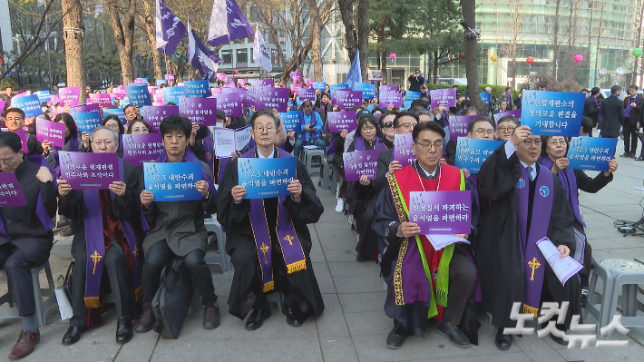 극우 개신교의 대형집회와 선정적인 언어, 과격한 행동과 폭력이 언론의 집중 조명을 받았지만 보이지 않는 곳곳엔 정의와 평화를 위해 헌신한 그리스도인들의 노력이 있었다.