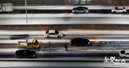 서울에 대설주의보가 내리며 내부순환로 진입로 전 구간이 통제된 가운데 4일 서울 서대문구 홍제동에서 바라본 내부순환로에 시설관리공단 직원이 제설 작업을 하고 있다.