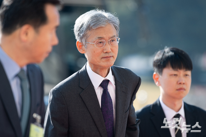 조희대 대법원장이 4일 서울 여의도 국회에서 내년도 정부 예산안에 대한 시정연설을 하기 위해 도착하고 있다. 윤창원 기자