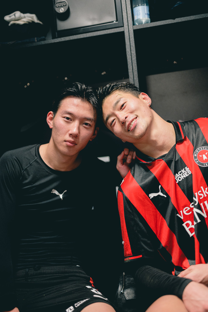 조규성(오른쪽)과 이한범. 미트윌란 페이스북