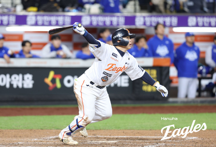 삼성과 플레이오프 5차전에서 쐐기 홈런을 날리는 문현빈. 한화 이글스 