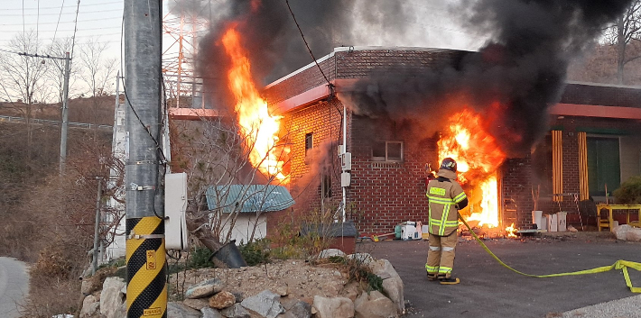출동한 소방관들이 주택 화재를 진화하고 있다. 경북소방본부 제공