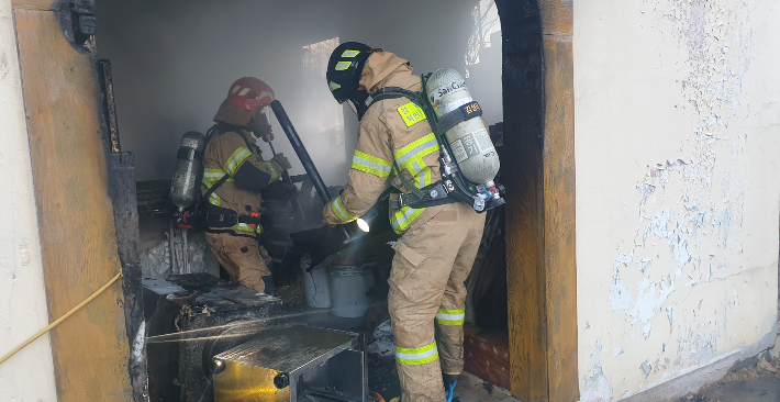 출동한 소방관들이 주택 화재를 진화하고 있다. 경북소방본부 제공