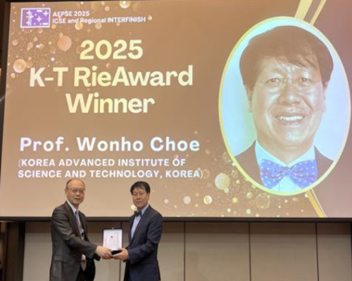 국제학회장 마사후미 이토 교수(왼쪽)와 KAIST 최원호 교수. KAIST 제공