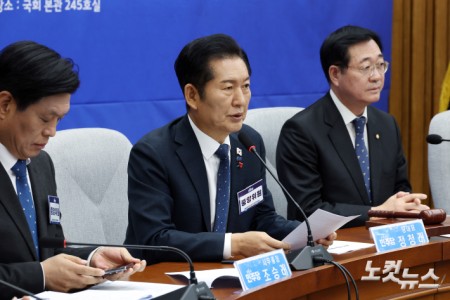 5일 서울 여의도 국회에서 열린 더불어민주당 제3차 중앙위원회의에서 정청래 대표가 발언을 하고 있다.