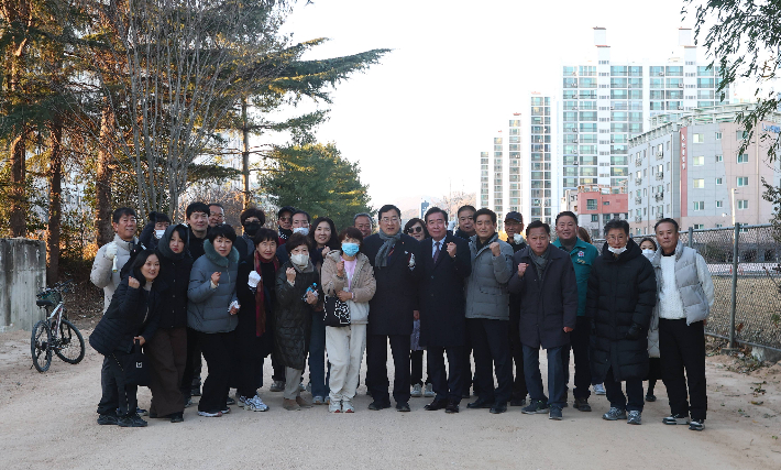 주낙영 시장과 시의원, 시민들이 경주시 동해남부선 폐선부지 임시산책로를 걸으며 조성 현황을 살펴보고 있다. 경주시는 지난 4일 임시개방 구간을 시민들에게 공개하고 현장 점검을 실시했다. 경주시 제공