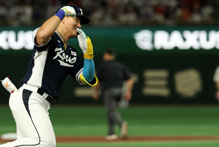 일본과 원정 평가전에서 홈런을 날리고 그라운드를 도는 안현민. 연합뉴스 