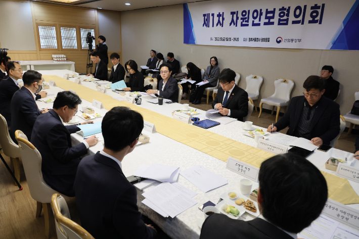 김정관 산업통상부 장관이 5일 서울 종로구 정부서울청사에서 열린 제1차 자원안보협의회에서 발언하고 있다. 연합뉴스