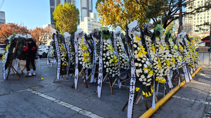 5일 오전 10시 30분 대구시 동인청사 앞에서 대구FC 팬들이 강등에 대한 책임을 묻기 위해 200여 개의 근조화환을 설치했다. 곽재화 기자