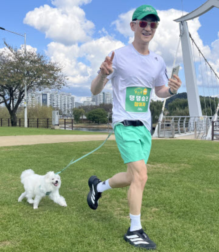 지난 10월 2025 댕댕순천 참가자가 반려견과 함께 오천그린광장을 달리고 있다. 순천시 제공