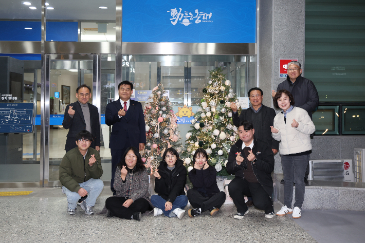 크리스마스를 앞두고 올해도 시청 현관에 크리스마스트리를 장식한 동해시청 선교회. 동해시 제공