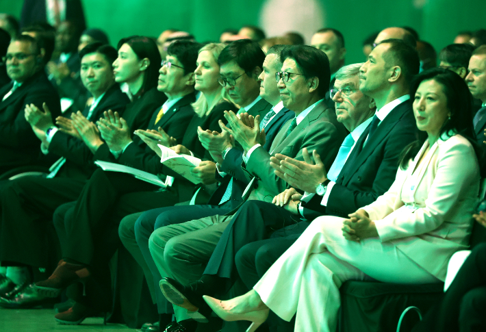 2일 오후 부산 해운대구 벡스코 제1전시장에서 열린 2025 세계도핑방지기구(WADA) 총회 개회식에서 위톨드 반카 WADA 회장, 커스티 코번트리 국제올림픽위원회(IOC) 위원장, 최휘영 문화체육관광부 장관, 박형준 부산시장 등 참석자들이 자리 잡고 있다. 연합뉴스