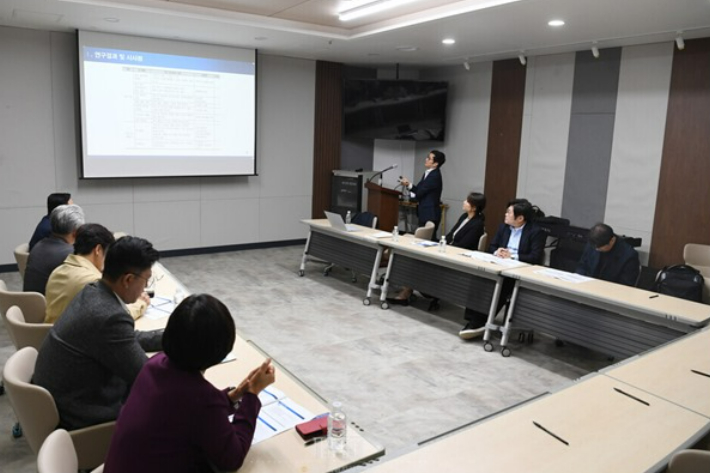 제주지역 관광숙박업 종사자 노동실태와 삶의 질 조사 연구용역 최종 보고회. 제주도의회 제공 