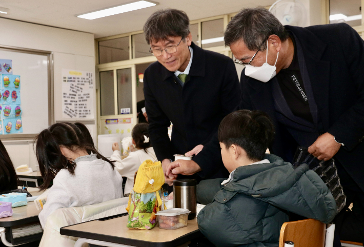 천창수 울산광역시교육감이 12월 5일 울산 북구의 한 초등학교를 방문해 학생들의 도시락을 살펴보고 있다. 울산시교육청 제공 