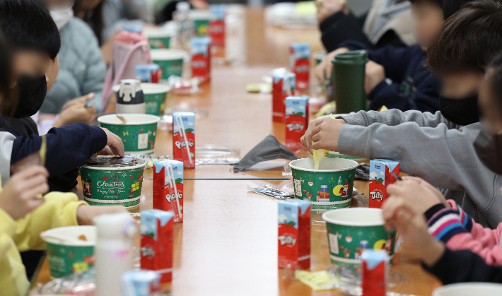 전국학교비정규직연대회의의 파업에 따라 대구지역 일부 학교에서 대체식이 제공된 12월 5일 대구 한 초등학교 급식실에서 학생들이 대체식으로 도시락을 먹고 있다. 연합뉴스 제공