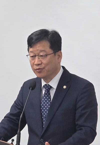 민주당 안호영 의원이 5일 전주시청에서 기자회견을 하고 있다. 최명국 기자