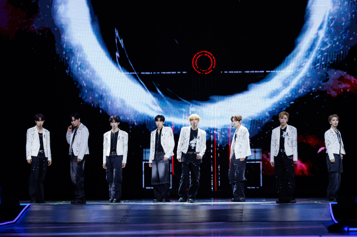 검은 리본을 착용하고 무대에 오른 그룹 알파드라이브원. CJ ENM 제공