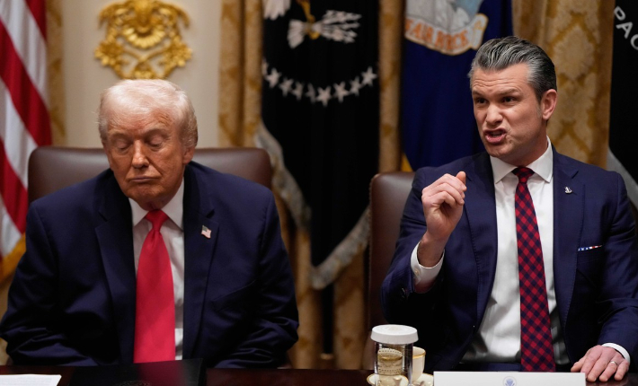 도널드 트럼프 미국 대통령(왼쪽)과 피트 헤그세스 국방부 장관. 연합뉴스