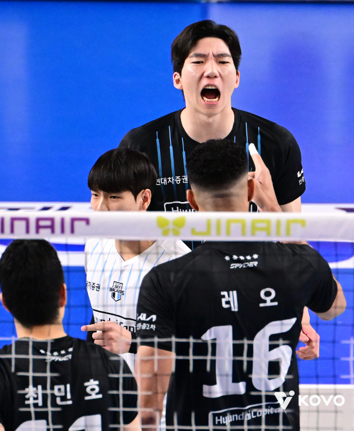 현대캐피탈 허수봉이 지난 3일 삼성화재와 경기에서 득점한 뒤 기뻐하는 모습. KOVO 