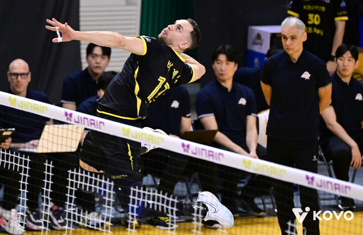 현대캐피탈과 2라운드에서 스파이크를 시도하는 KB손해보험 비예나. 한국배구연맹