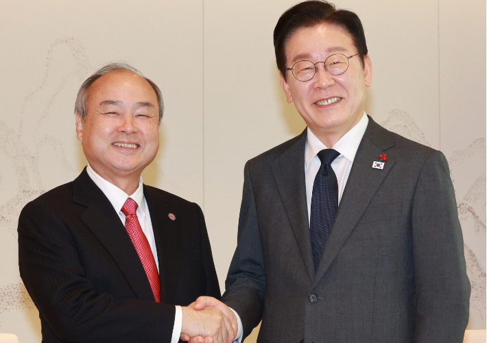 이재명 대통령이 5일 용산 대통령실에서 손정의 소프트뱅크그룹 회장과 면담에 앞서 악수하고 있다. 연합뉴스