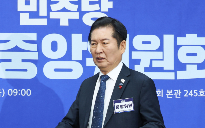 더불어민주당 정청래 대표가 5일 서울 여의도 국회에서 열린 제3차 중앙위 회의에 입장하고 있다. 연합뉴스