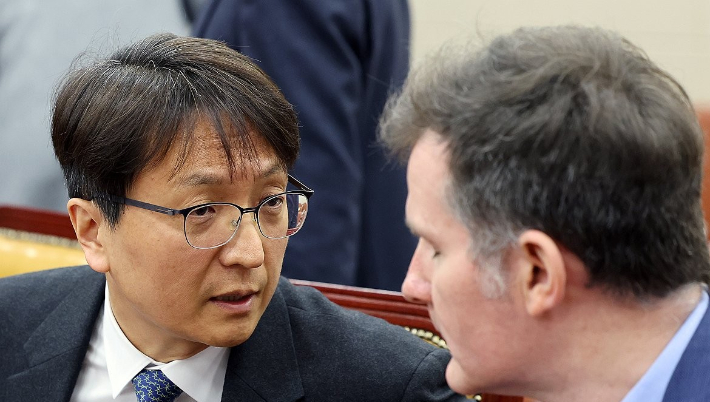 박대준 쿠팡 대표이사(왼쪽)와 브랫 매티스 쿠팡 최고 정보 보호 책임자(CISO)가 대화를 나누고 있다. 연합뉴스